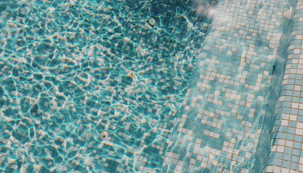 Stängningen orsakas av haveri i vattenreningen, vilket slagit ut både pumpar och klordosering. Foto: rhamely / unsplash