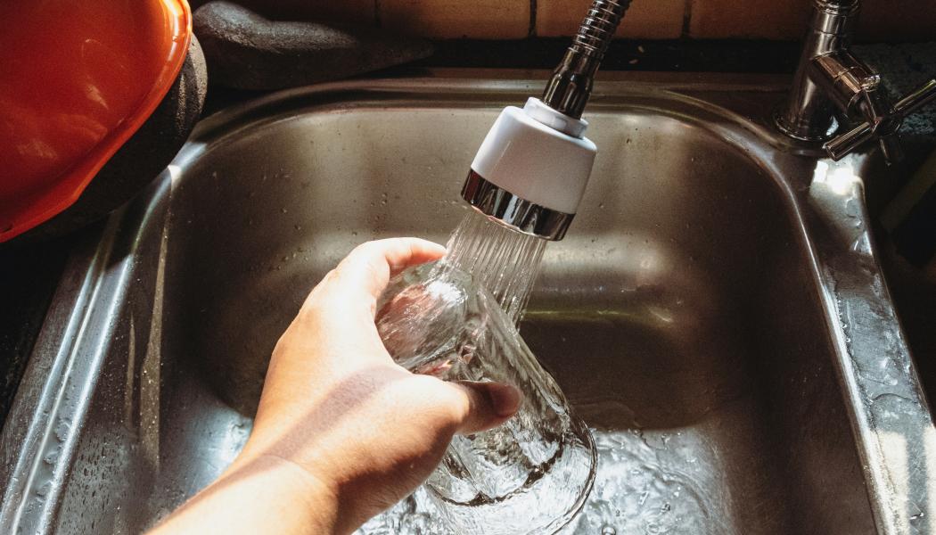 Teknik- och fastighetsnämnden i Karlstad gav förvaltningen i uppdrag att ta fram underlag inför ett beslut i kommunfullmäktige om att sänka VA-taxan under 2026. Foto: ivan samudra / Unsplash