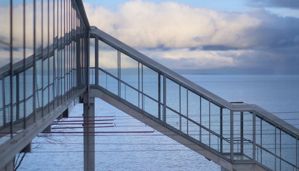 En gångbro vid tågstationen intill sjön Vättern i Jönköping. Foto: Hannes Knutsson/Unsplash