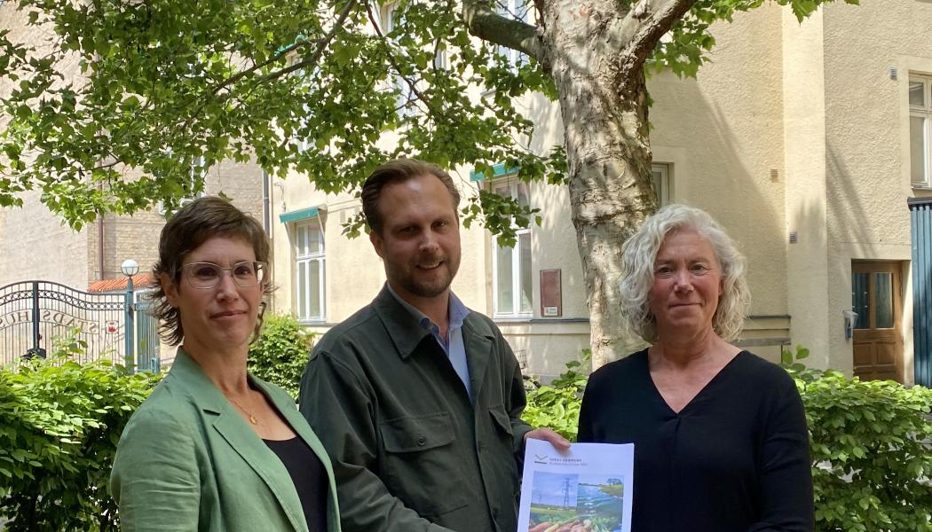Rasmus Törnblom tar emot klimatpolitiska rådets rapport 2026 av rådets vice ordförande Åsa Knaggård (till vänster) och ordförande Misse Wester (till höger). Foto: Lunds kommun