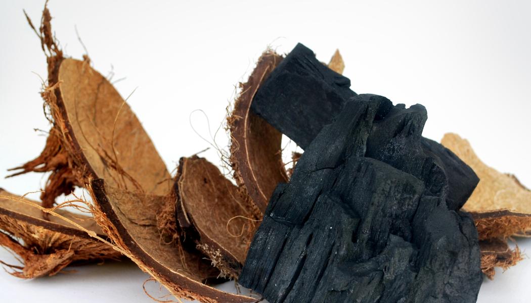 Jacobi är världens största tillverkare av aktivt kol baserat på den förnybara råvaran kokosnötsskal. 
Ofta använd i hållbara applikationer för vattenrening. 
FOTO: Jacobi