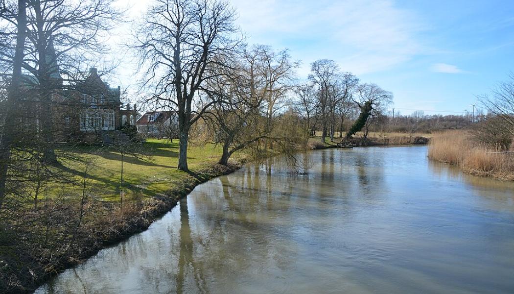 Saxån nära Häljarp i Skåne 2019. Foto: Bengt Oberger/Wikimedia Commons/https://commons.wikimedia.org/wiki/File:Sax%C3%A5n_vid_H%C3%A4ljarp.jpg