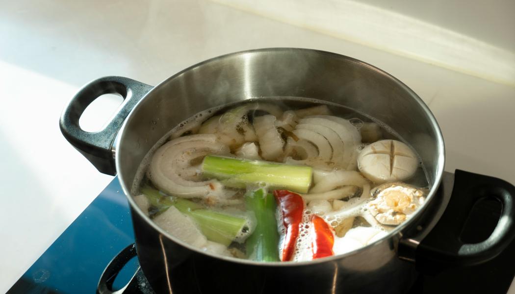 Europaparlamentet har därför gett Efsa i uppdrag att ta fram ett vetenskapligt underlag om mikroplaster i mat, vatten och luft. Foto: NK Lee / unsplash