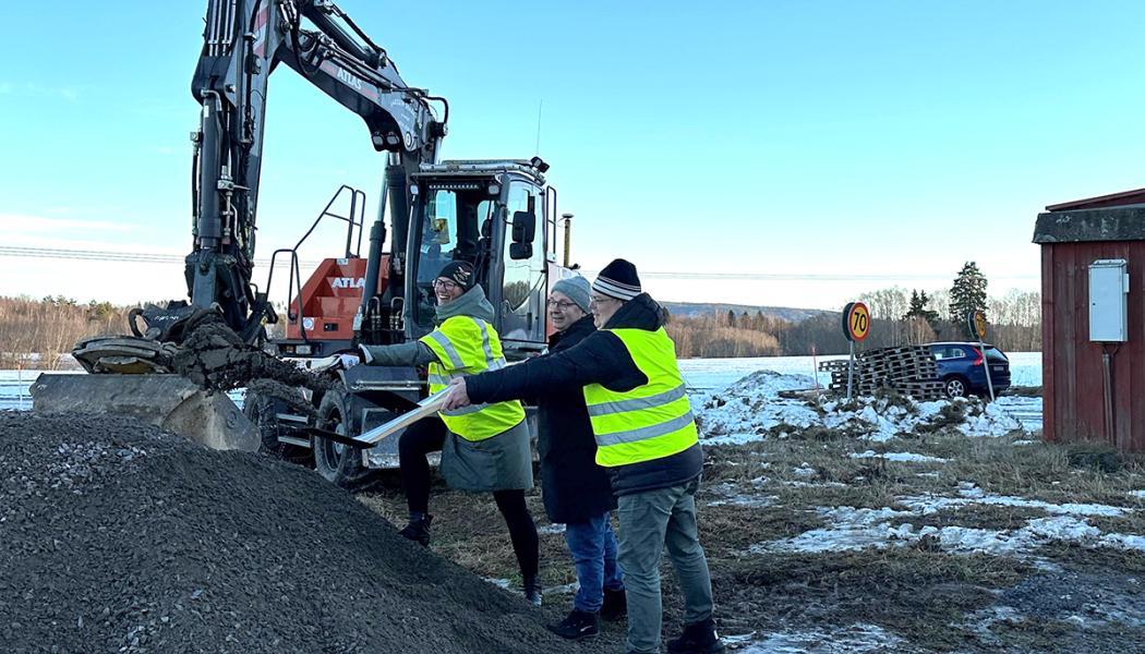 Karin Frejd, Mats Nilsson och Ulrik Bergman tar första spadtaget till en ny avloppsledning mellan Säter och Borlänge. Foto: Säters kommun
