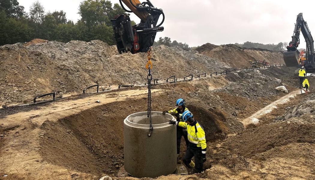 Ny avloppsledning vid Södra Kringelvägen. Ett av flera stora VA-projekt i Hässleholms kommun. Foto: Hässleholms Miljö.