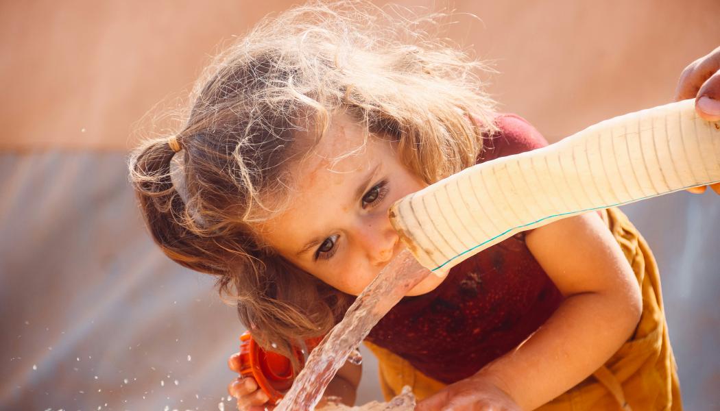 Flera nya regler inom kemikalielagstiftningen börjar gälla under 2026. Det är bland annat nya regler för material i kontakt med dricksvatten. Foto: ‪Salah Darwish /Unsplash