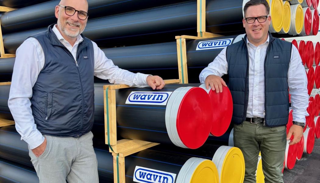 Wavin ser fram emot Vatten 2025, där de bland annat kommer att visa upp sina nya lösningar för en mer cirkulär vattenhantering. På bild: Mikael Gabrielsson, försäljningschef VA på Wavin (t.v.) och Dan Halldin, nordisk chef för UCR (t.h.). Foto: Wavin