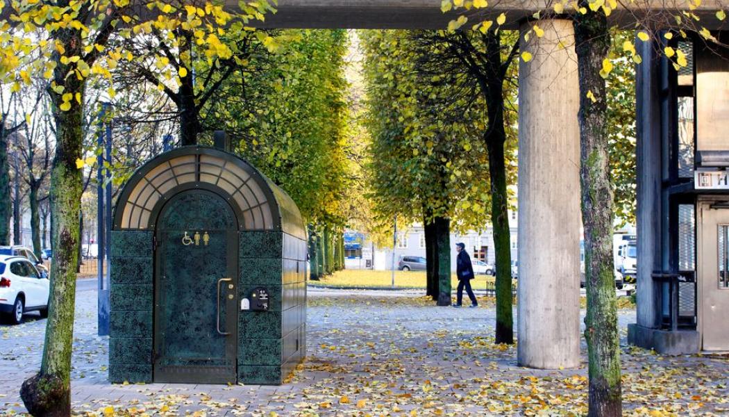 En av stadens tidigare toaletter på Valhallavägen i Stockholm. De nya toaletterna kommer att se liknande ut. Foto: Stockholms stad