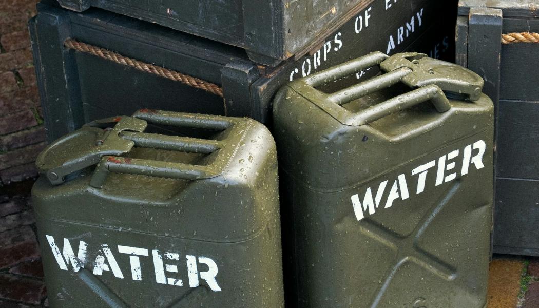 Bara drygt en tredjedel uppger i en ny undersökning från Livsmedelsverket att de har dricksvatten hemma som räcker minst en vecka. Foto: willy the wizard/Unsplash