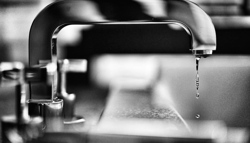 Ett fel i backspolningsprocessen på anläggningen gjorde att en liten mängd på saltsyra pumpades ut 
 i Piteå sjukhus vattenledningar. Foto: pan xiaozhen/Unsplash