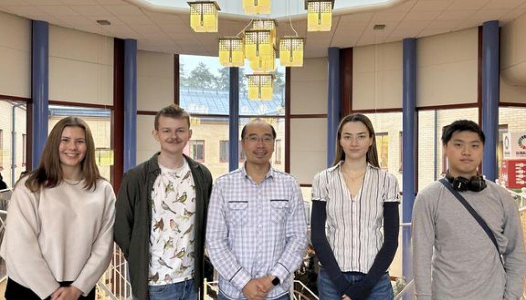 Kemistudenterna Hilda Gustafsson, Axel Moosberg, Malin Hallberg och Kevin Li tillsammans med Leo Yeung, forskare i kemi vid Örebro universitet, som står i mitten av bilden. Foto: Örebro universitet