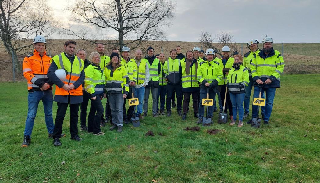 LBVA:s projektgrupp tar ett första spadtag tillsammans med entreprenörer som ska installera PFAS-rening på vattenverket Prästjorden i Halmstad. Foto: Laholmsbuktens VA