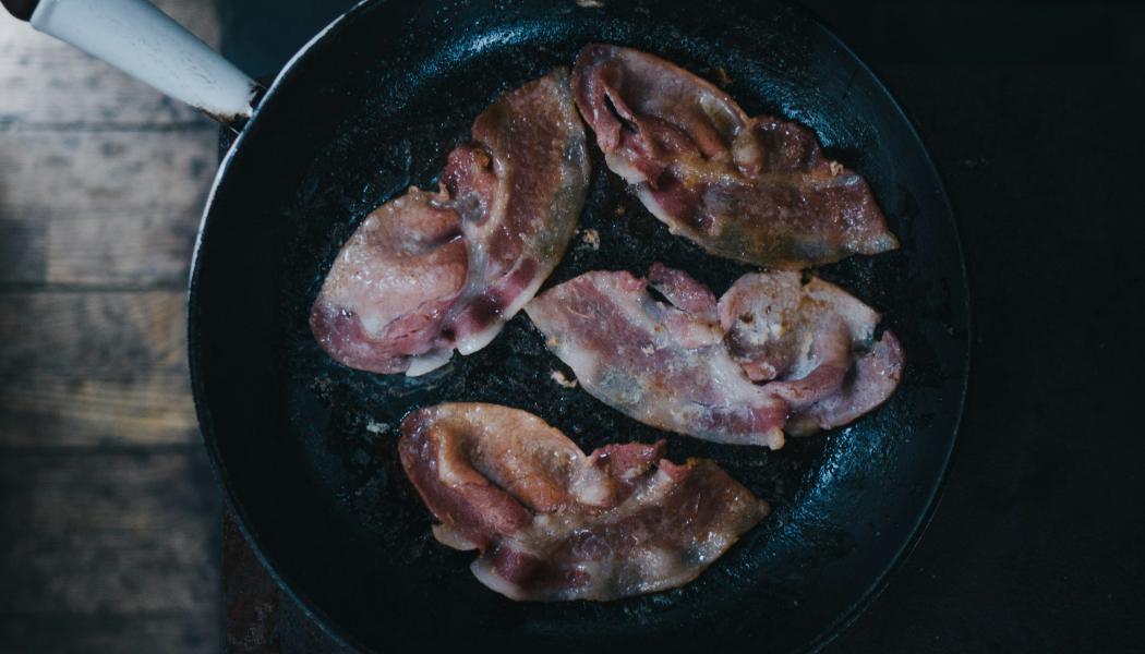 Prover från gårdar nära förorenade områden visar att lokal PFAS-förorening ibland kan ge förhöjda halter i kött och mjölk – i vissa fall över gränsvärdena. Foto: Andrew Ridleyn/Unsplash