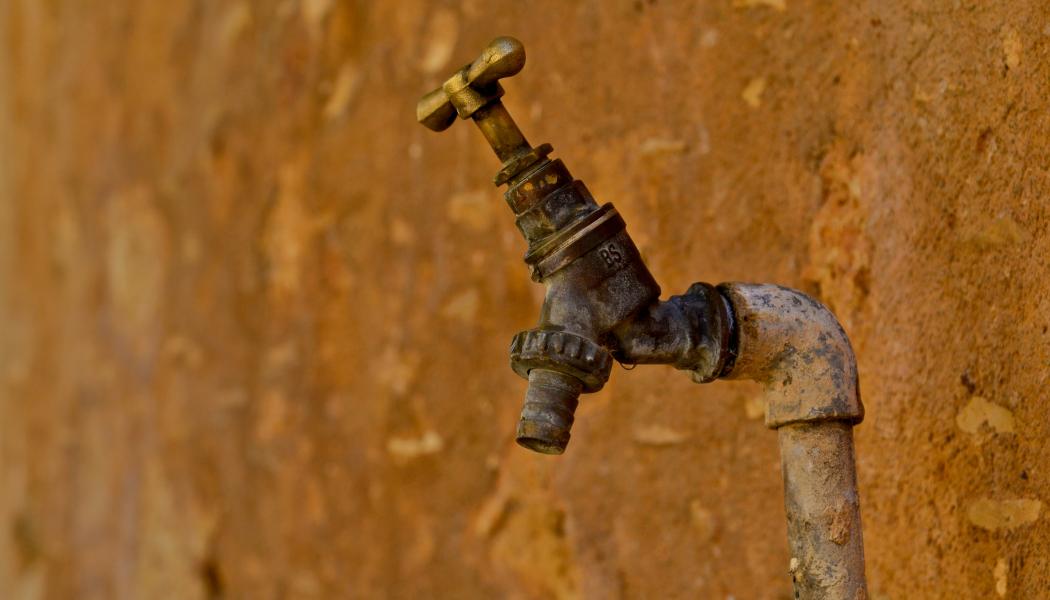 PFAS-föroreningar i enskilda brunnar har väckt krav på ny provtagning och kommunal anslutning. Foto: Jouni Rajala/Unsplash