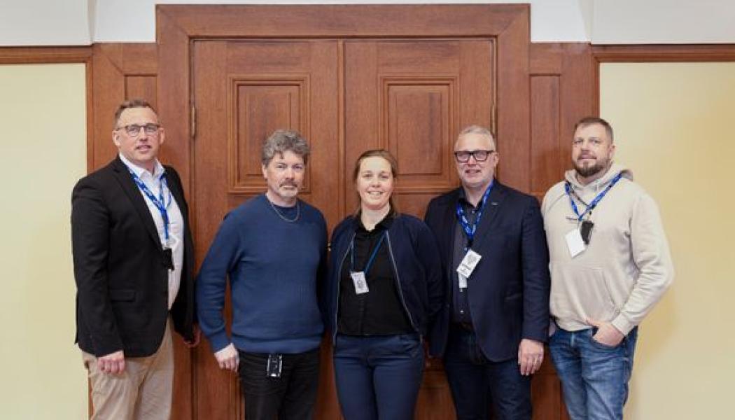 Närvarande när det nya avtalet signerades: Från vänster Mattias Svelander, projektchef NCC, Ulf Norlén, ombud, projektägare samt förvaltningschef Teknisk förvaltning Östersunds kommun, Sofia Grelsson, projektledare Östersunds kommun, Richard Mattsson, ombud och affärschef NCC Construction Sverige AB, Tore Åberg, projektsamordnare och konsult Östersunds kommun. Foto: Östersunds kommun