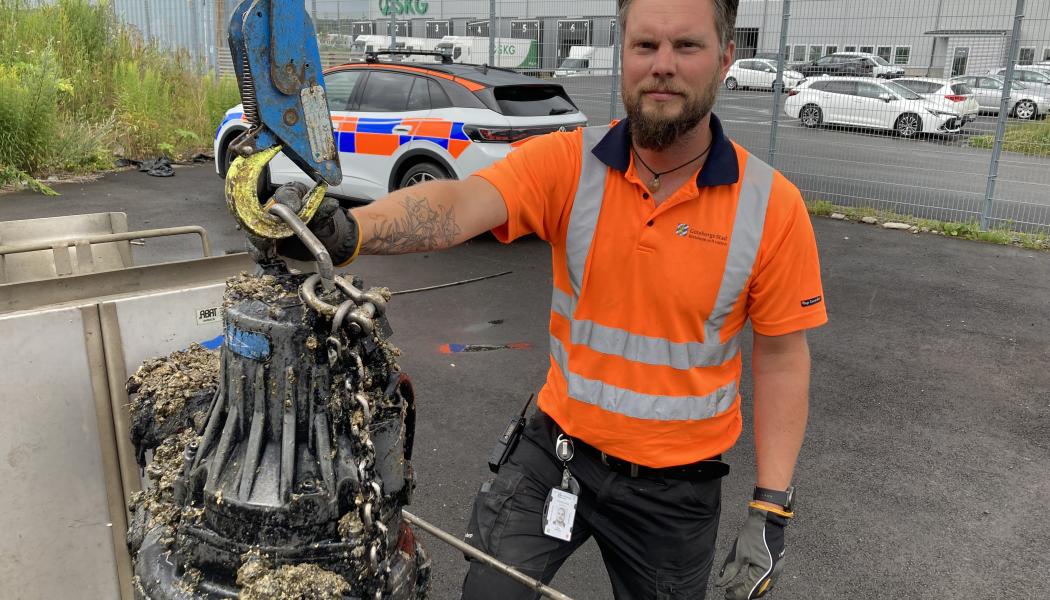 I avloppsledningarna bildas långa kletiga trådar av tops, hår, våtservetter och hushållspapper som fastnar i pumparna som finns i avloppsledningsnätet. Björn Andersson, driftingenjör på Kretslopp och vatten inom Göteborgs Stad rensar en pump som börjar arbeta sämre på grund av skräpet. Foto:  Foto: Johan Flanke