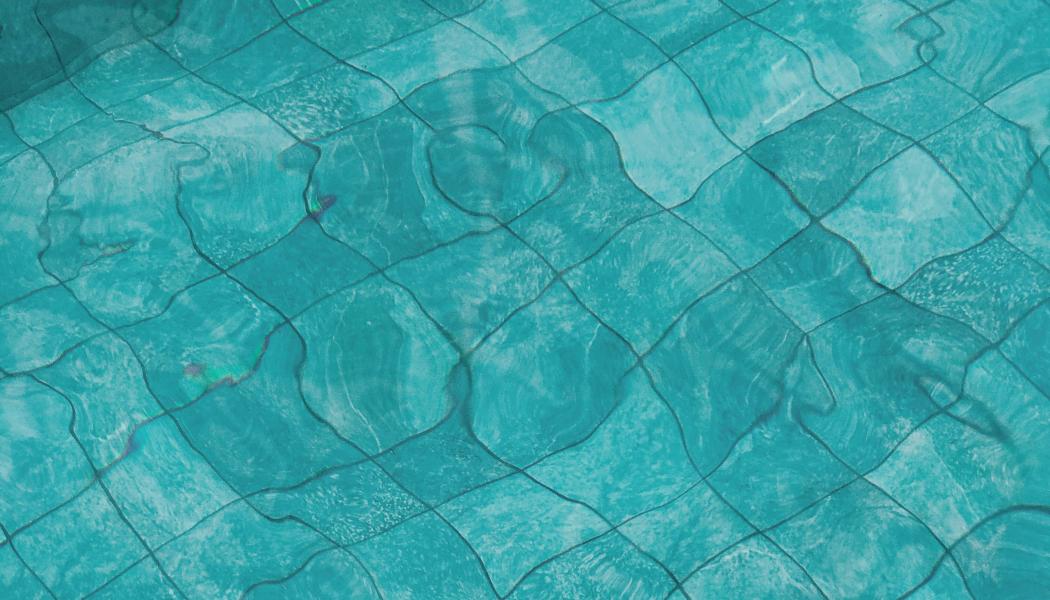 Gotlandsbo fyller poolen med regnvatten. Foto: maria fernanda pissioli/Unsplash