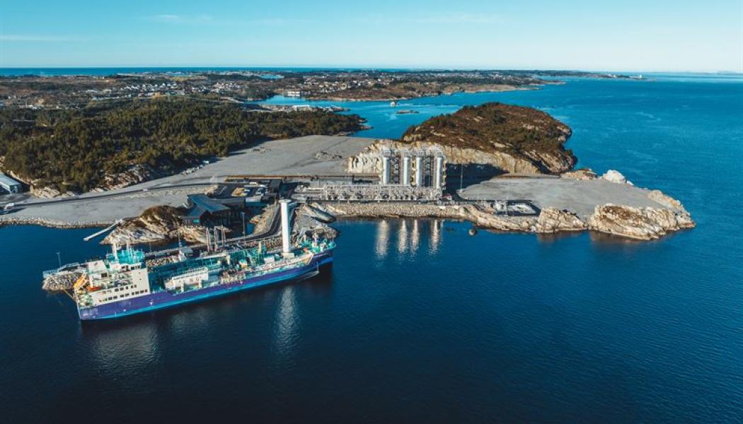 Industriell anläggning vid kust med fartyg. Pressfoto: Ruben Soltvedt/Rejlers.