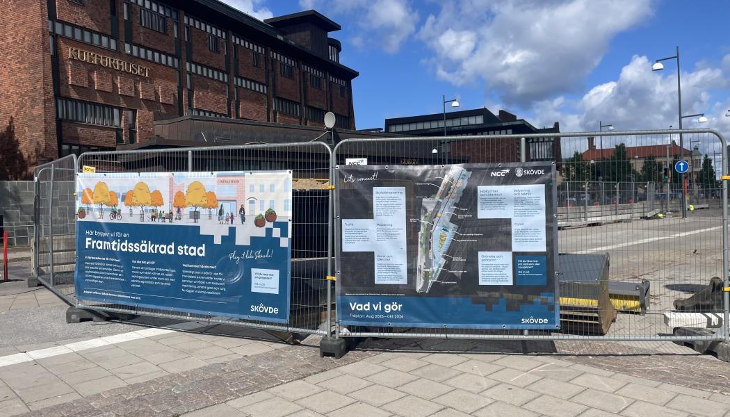 Foto: Skövde kommunNu sitter vepor uppe på plats vid stationsområdet för att informera förbipasserande om projektets förlopp och omfattning. 
