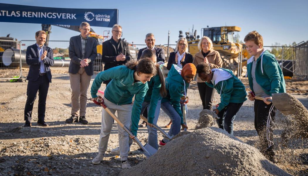 Förutom det sedvanliga spadtaget avslöjades reningsverkets nya namn. Foto: Byggdialog