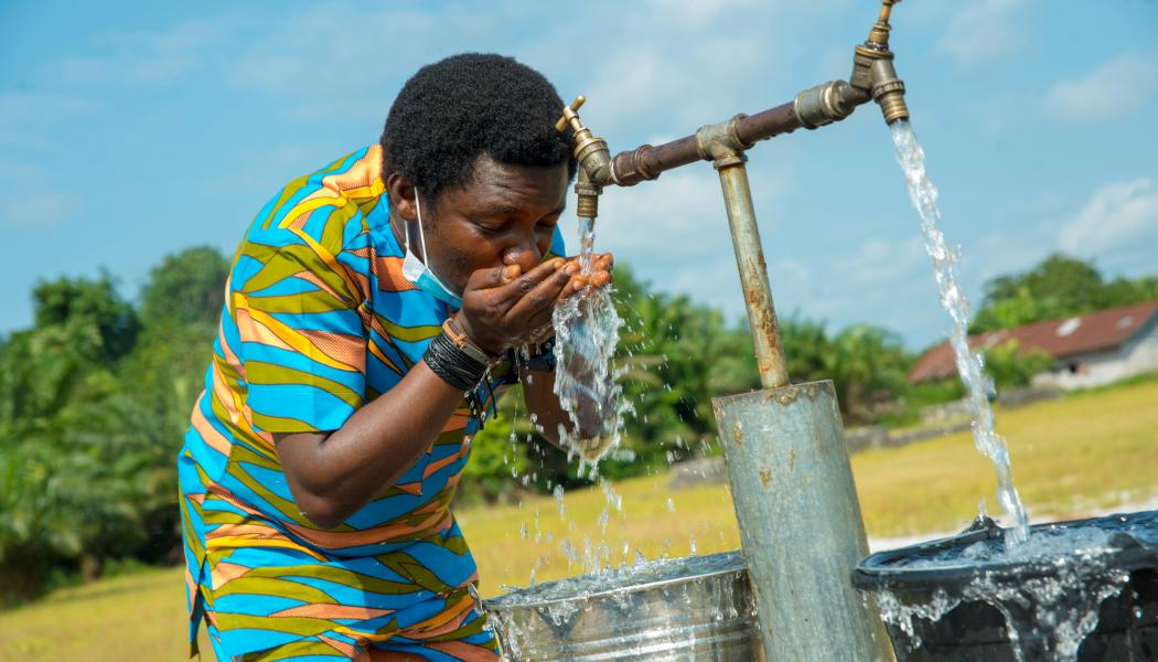 WHO och UNICEF varnar för ökade klyftor gällande tillgången till säkert dricksvatten, sanitet och hygien världen över. Foto: Adebayo Alabi/Unplash