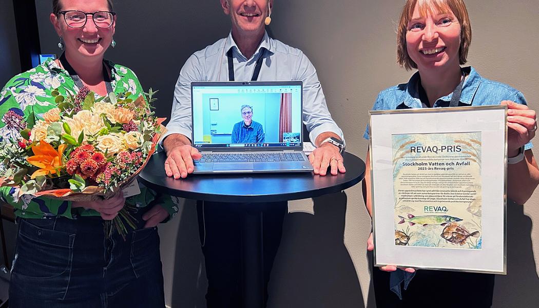 Linnea Skälegård, Lisa Ejermark samt Ragnar Lagerkvist på skärmen, från Stockholm Vatten och Avfall samt Anders Finnson från Svenskt Vatten i samband med prisutdelningen. Foto: Stockholm Vatten och Avfall