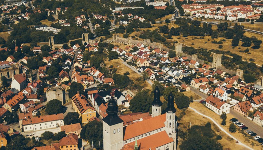 Området kring Hejdeby, där GGN-banan ligger och där föroreningar upptäckts, ligger i utkanten av Visby. Foto: Michael Odelberth/Unsplash