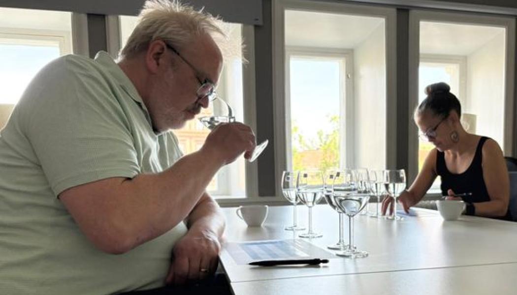 Juryn provsmakar tävlingsbidrag på Pumphuset. Foto: Uppsala Vatten och Avfall