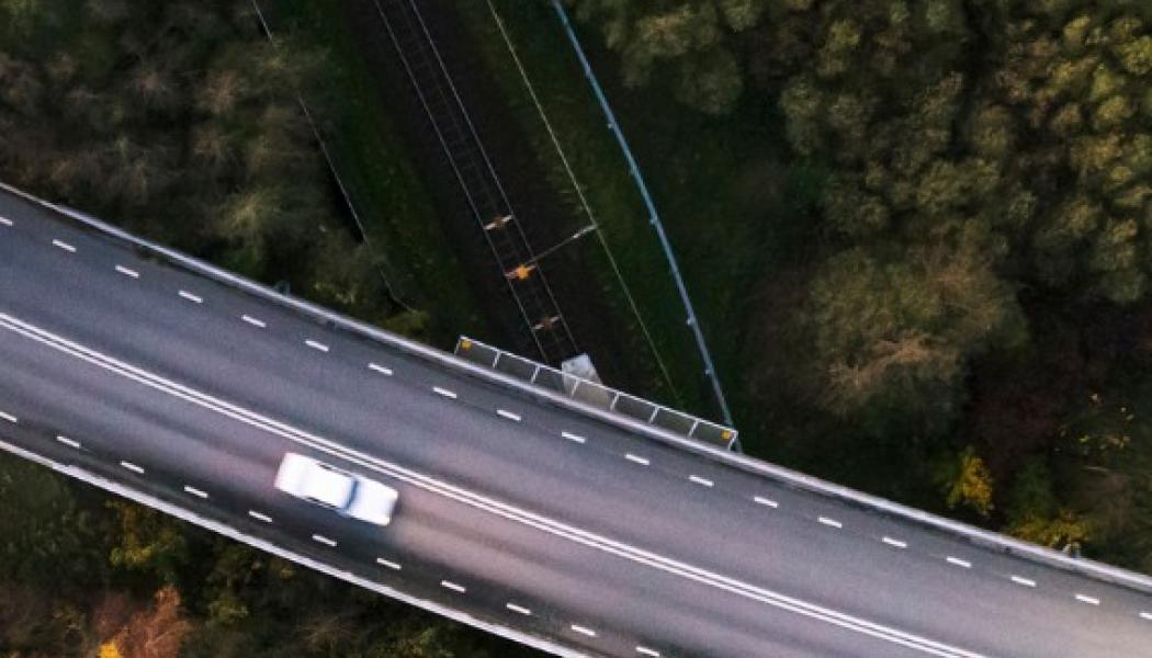 Väg 15 i höjd med Eldsberga samhälle, är en sträckorna som prioriterats för skyddsåtgärder i och med genomsläppliga jordlager. Foto: Trafikverket