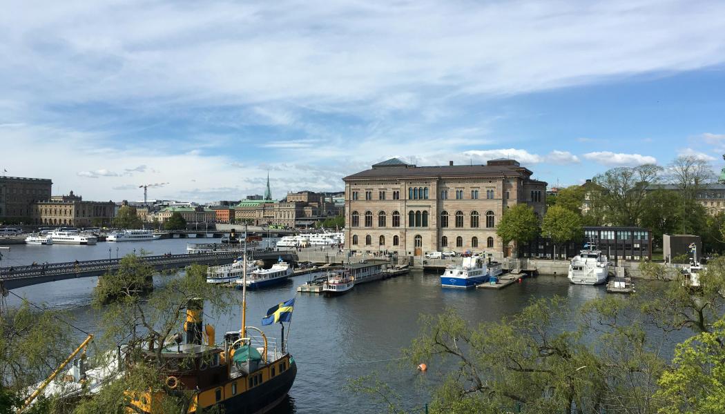 Ovanligt höga vattentemperaturen i Mälaren. Bilden visar Norrström vid Blasieholmen i Stockholm. Foto: p e/Unsplash
