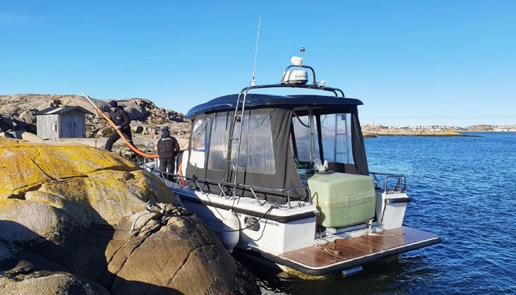 Båten Saxen med mobilt slamsugningssystem i Sotenäs kommun. Foto: Västkuststiftelsen
