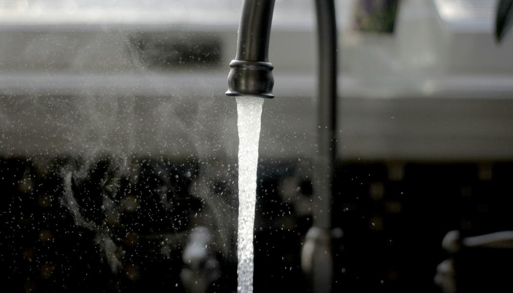 EurEau har publicerat ett positionspapper om EU-kommissionens förslag att ändra regler för bekämpningsmedel och biocider. Vissa delar kan, enligt organisationen, försvaga skyddet av dricksvatten. Foto: imani unsplash 