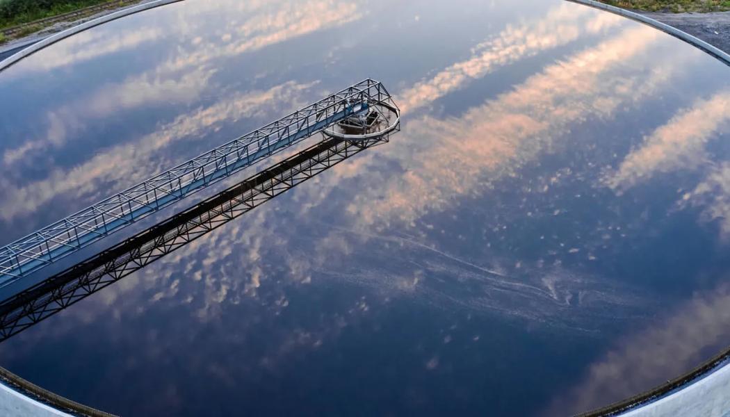 Alla typer av avloppsvatten behandlas vid Kemifabriken i ett flerstegsbiologiskt reningsverk som representerar avancerad teknik inom branschen. Reningen minskar effektivt organisk belastning och näringsämnen och ligger tydligt under EU:s BAT-slutsatser för bästa tillgängliga teknik. Foto: Metsä Group