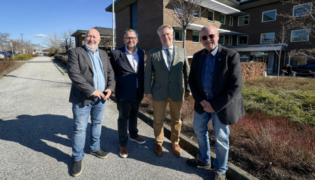 Fyra män står samlade utanför Vellinge kommunhus efter att ha undertecknat ett samarbetsavtal. Foto: Trelleborgs kommun