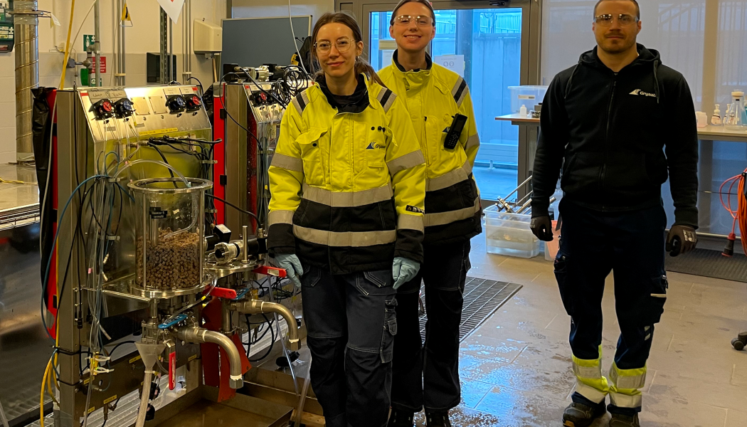 Utvecklingsingenjören Karin Sundström får hjälp med labbförsöken av kollegan Tobias Asp och exjobbarna Sofia Sjöstedt och Linnea Kjellén. Foto: Grayb