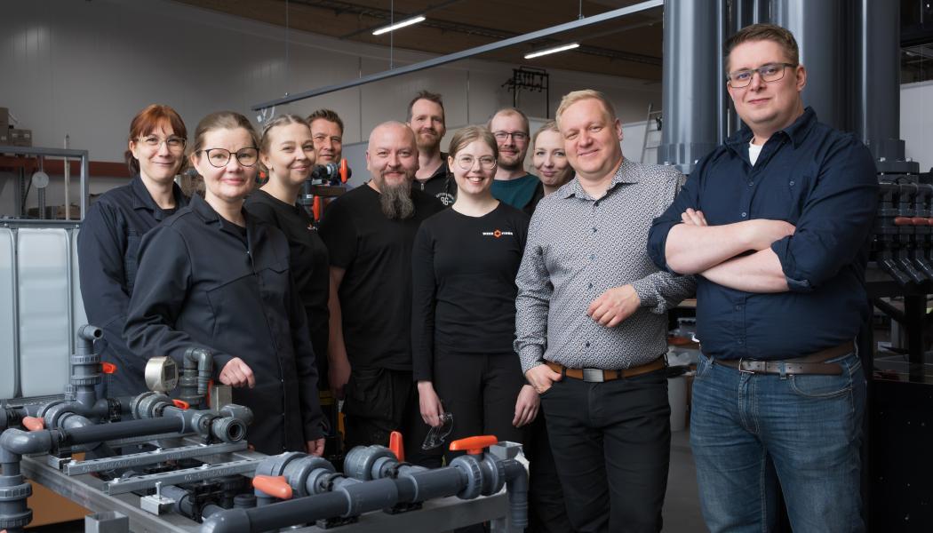 Weeefiners team består av 15 personer med kompetens inom bland annat kemi, industriella processer, laboratoriearbete, produktion och produktutveckling. Bolaget leds av Mikko Hänninen (vd) och Elmeri Lahtinen (teknikchef). Foto: WeeeFiner