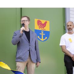 Martin Strömvall, stadsbyggnadsnämndens ordförande, inviger Dalarö reningsverk. Foto: Haninge kommun