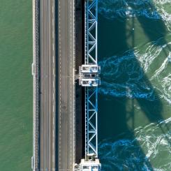 En simulering av en dammanläggning visade hur sårbarheter i Modbus kunde utnyttjas för att ta kontroll över vattennivåer och styra dammluckor, med risk för direkt fysisk påverkan. Genrebild: Thijs/Unsplash