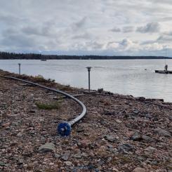 Intagsledningen är en del av förberedelserna för att senare i år kunna starta tester av olika metoder för att förvandla havsvatten till dricksvatten. Foto: gästrikevatten