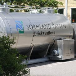 Stor trycksatt vattentank driver köket på Valla skola när det ordinarie vattnet är avstängt. Foto: Katrineholms kommun