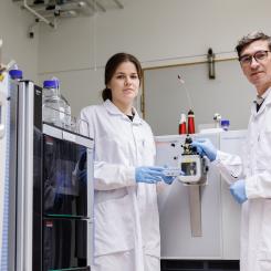 Aina Vaivade och Kim Kultima har undersökt halterna av vanliga miljöföroreningar i blod hos personer med MS med hjälp av en masspektrometer (bilden). Foto: Tobias Sterner/Uppsala universitet