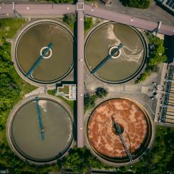 Hur kostnaderna för avancerad rening ska hanteras inom ramen för producentansvaret är huvudfrågan i en ny gemensam rapport från de nordiska branschorganisationerna för vatten och avlopp. Foto: patrick federi/unsplash