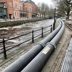 I avsaknad av stora schakt i gatorna blev de stora avloppsrören utmed Fyrisån det största tecknet på att en omfattande förnyelse av 100 år gamla rör pågick.
FOTO: Lars Fälth