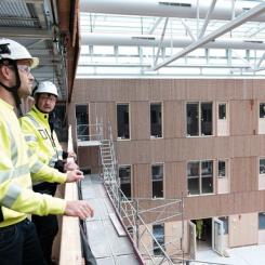 32 procent av kostnaden för att bygga ett småhus går till avgifter, taxor, mark och myndighetsprocesser. Foto: John Guthed