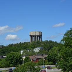 Vattentornet i Sätra, Stockholm. Foto: Wikimedia Commons/https://commons.wikimedia.org/wiki/File:Vattentornet_i_S%C3%A4tra.jpg?uselang=fr
