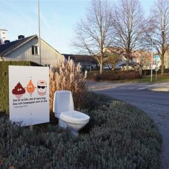 Toalett med budskap i rondell. Foto: Enköpings kommun