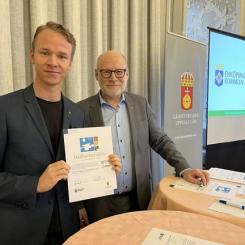 Jesper Englundh, kommunalråd, signerade ett nytt hållbarhetslöfte för bland annat Enköpings kommuns vatten. Foto: Länsstyrelsen