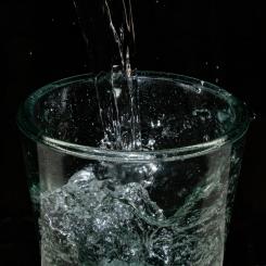 Glas med dricksvatten. Foto:  ian talmacs/Unsplash
