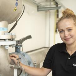 Projektledare Anthonia Forsberg i det nyrenoverade vattenverket utanför Nordmaling Foto: Vaikin