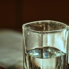 Fluor förekommer naturligt som fluoridjoner i dricksvatten, men halterna i det kommunala dricksvattnet i Sverige är låga.Foto: thomas kinto/unsplash